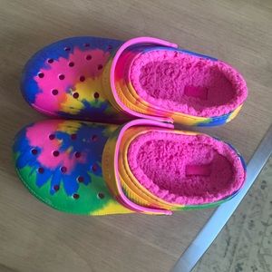Big kid size 6 fuzzy lined rainbow crocs